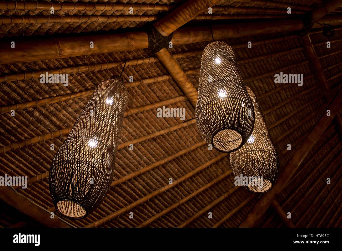 Grupo de bambú artesanales lámparas de techo colgantes Fotografía de stock  - Alamy