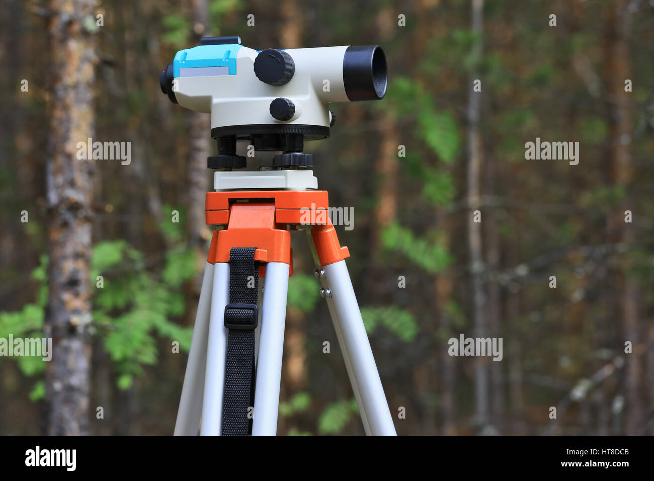 En un trípode de nivel óptico Fotografía de stock - Alamy