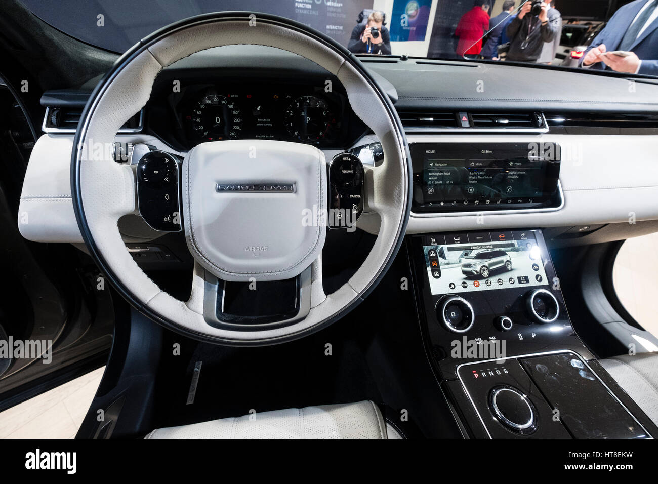 Detalle del interior del nuevo Land Rover Velar SUV de lujo el día del  lanzamiento en el Salón Internacional del Automóvil de Ginebra 2017  Fotografía de stock - Alamy