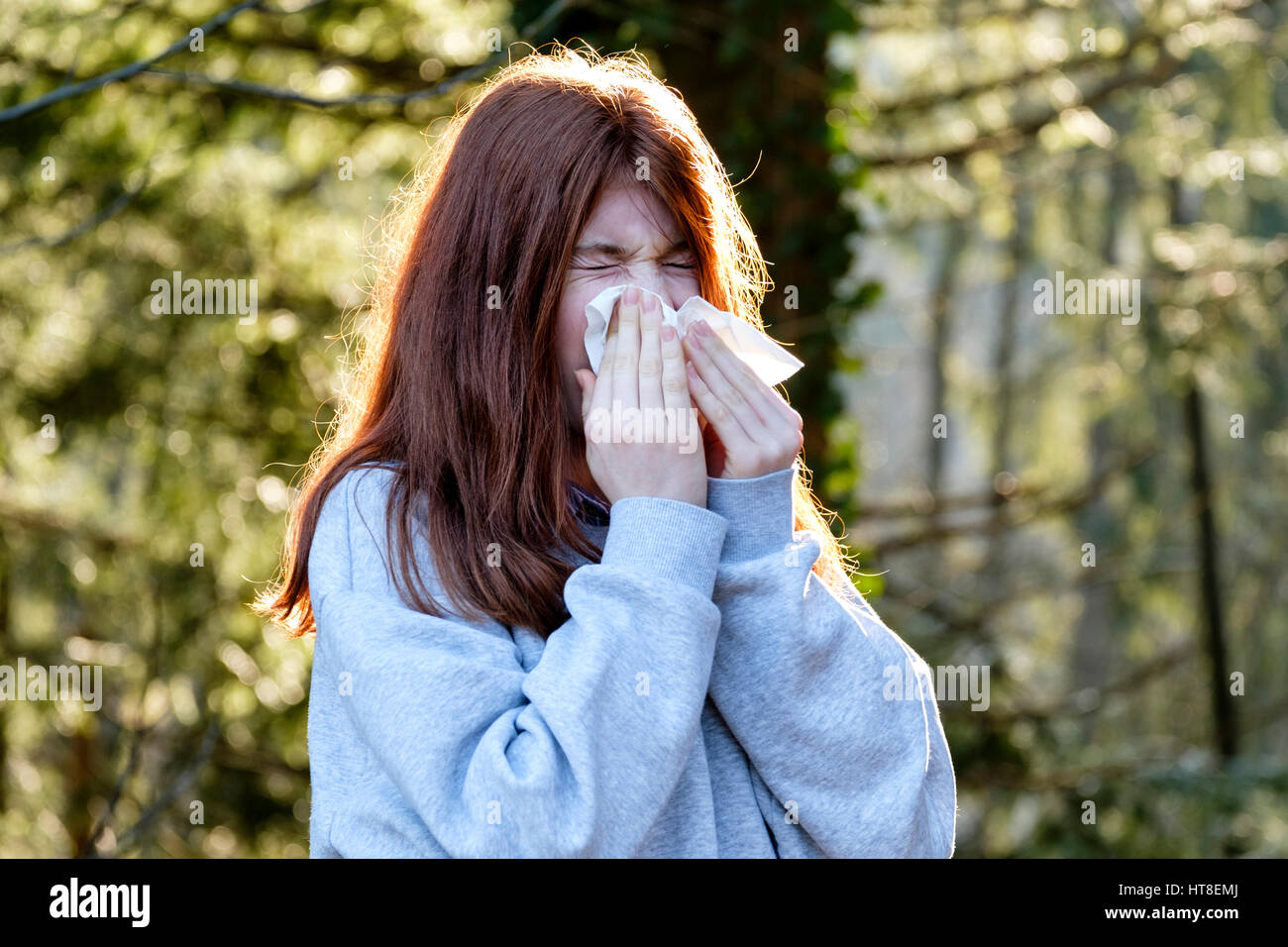Chica adolescente limpiando la nariz, rinorrea, alergias, Alemania Foto de stock