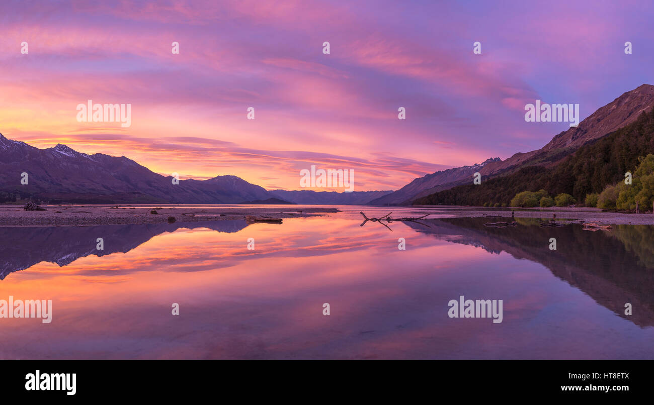 Montañas con lago Wakatipu en Sunrise, Glenorchy cerca de Queenstown, la Región de Otago, Southland, Nueva Zelanda Foto de stock