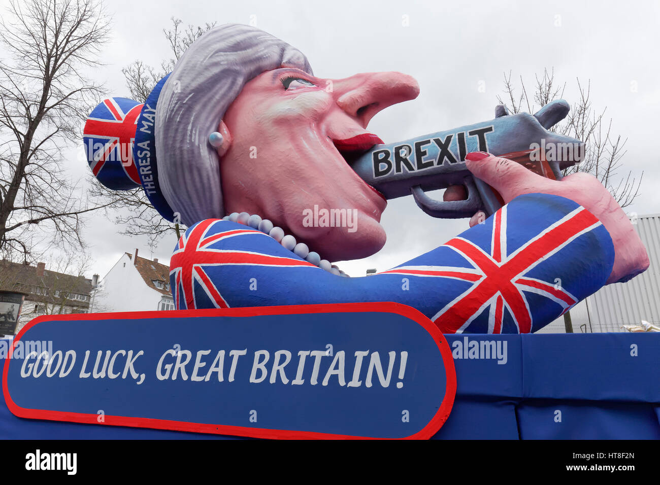 El Primer Ministro británico, Teresa mayo celebra la pistola en la boca, el suicidio por la propuesta de referéndum sobre la pertenencia del Reino Unido de la Foto de stock