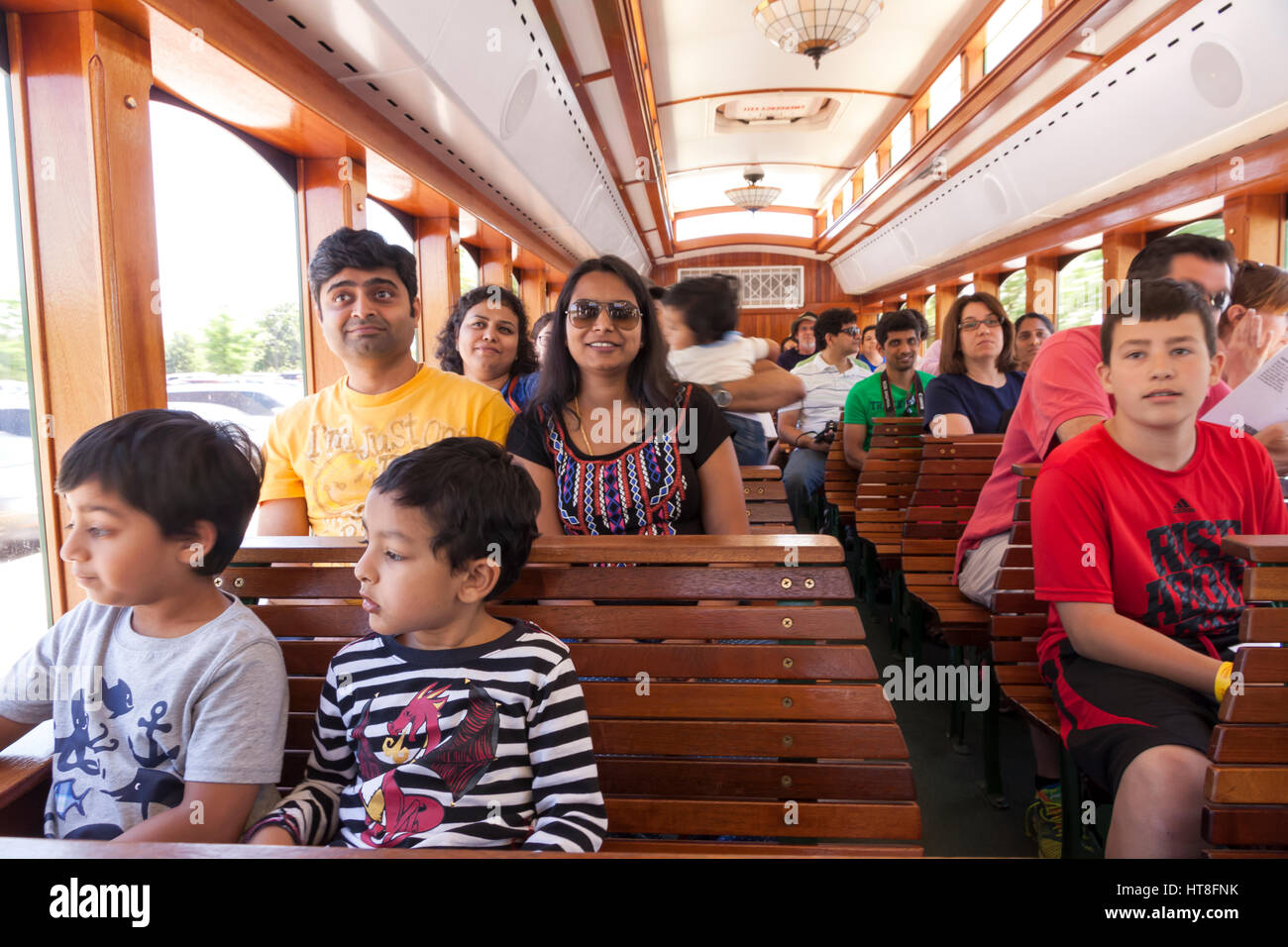 Los turistas a bordo de un autobús turístico Hersheypark, Pennsylvania. Foto de stock