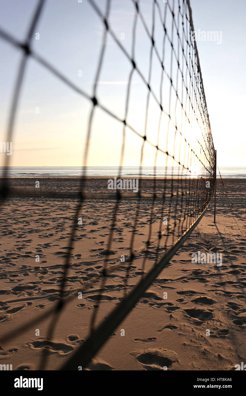 Pista de arena de voleibol de playa al atardecer Foto de stock