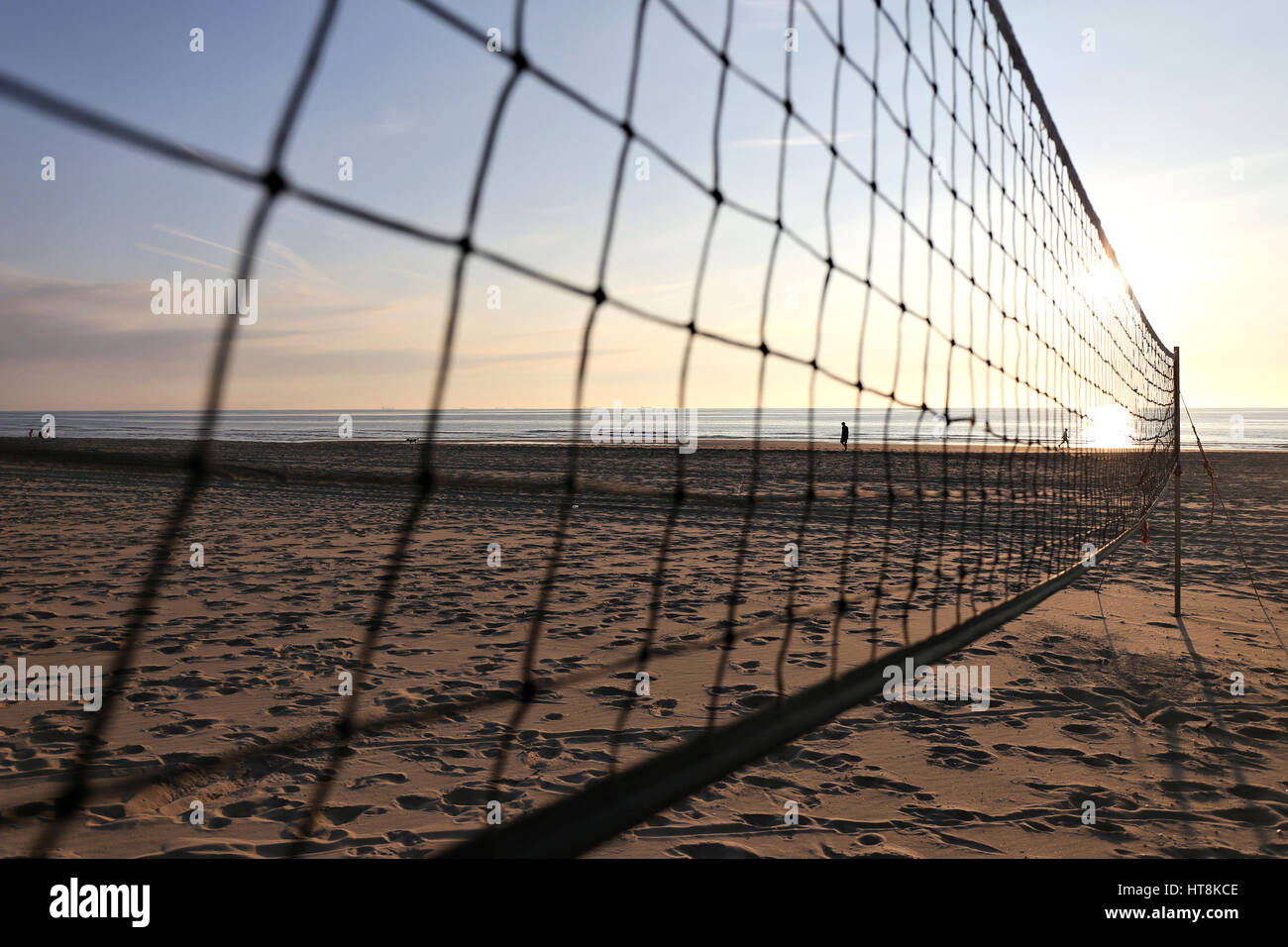 Pista de arena de voleibol de playa al atardecer Foto de stock