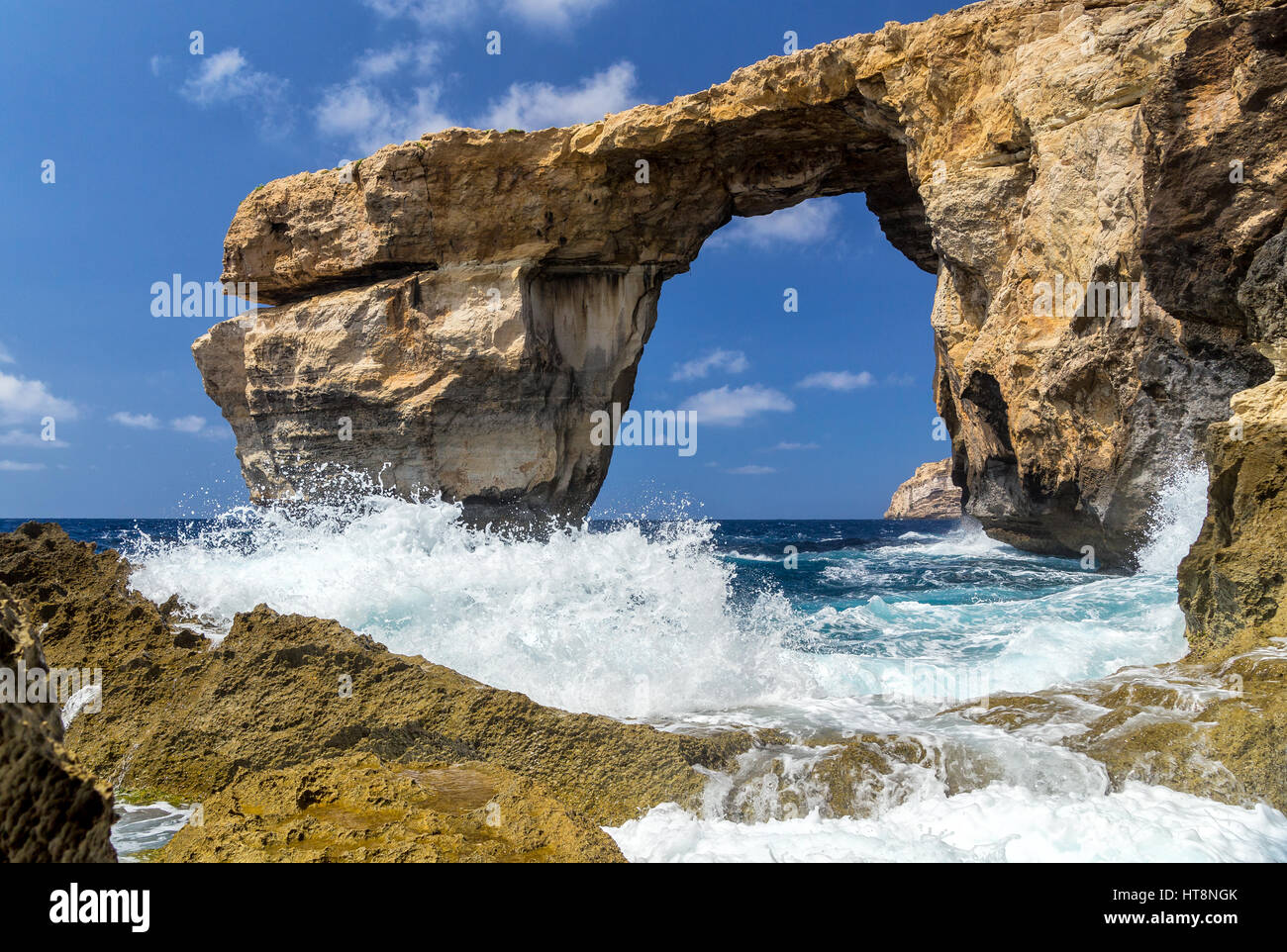 Ventana azul - bella formación rocosa en Gozo, Malta. Este es el recuerdo de ese mundo del milagro - mar tomó este debido a la erosión en marzo de 2017. Foto de stock