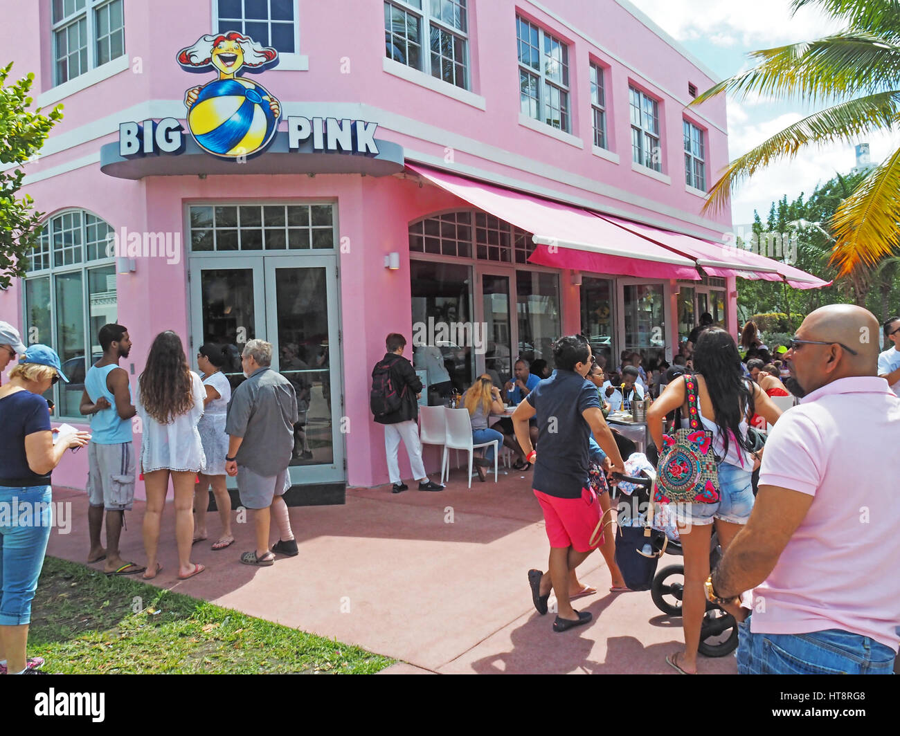 Clientes esperando para tablas en el popular restaurante Big Pink en Miami South Beach. Foto de stock