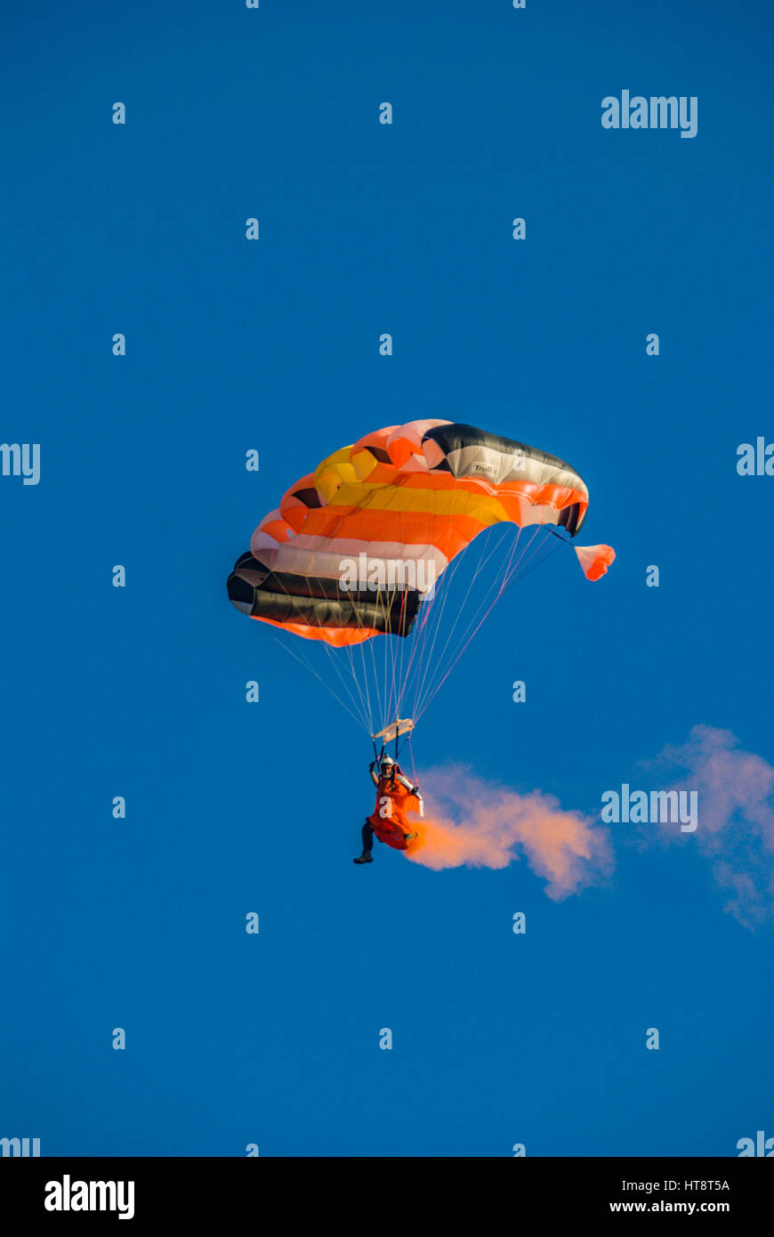 Smoky paracaidista realiza acro mostrar Foto de stock