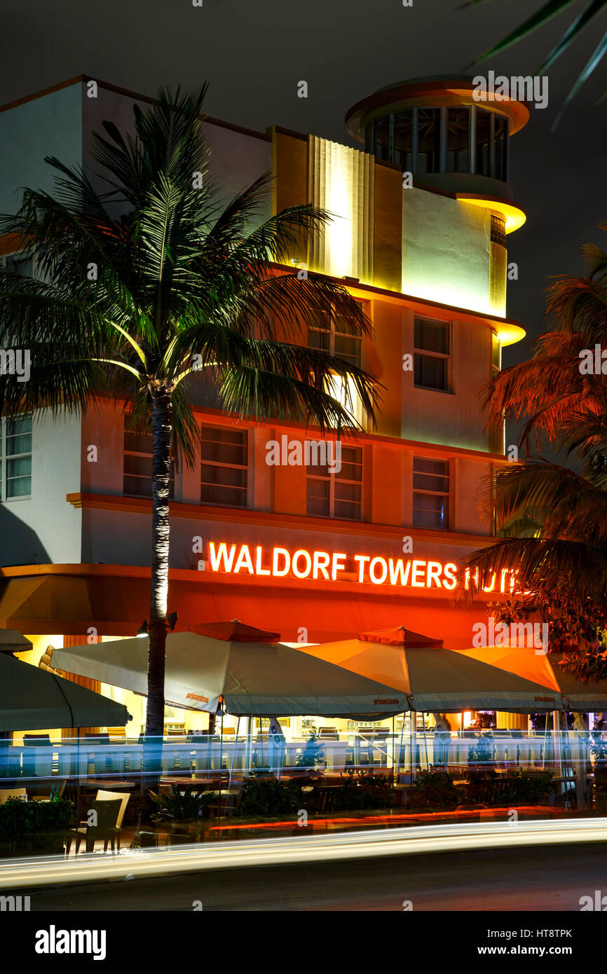El Waldorf Towers Hotel y vetas de luz, South Beach, Miami Beach, Florida Foto de stock