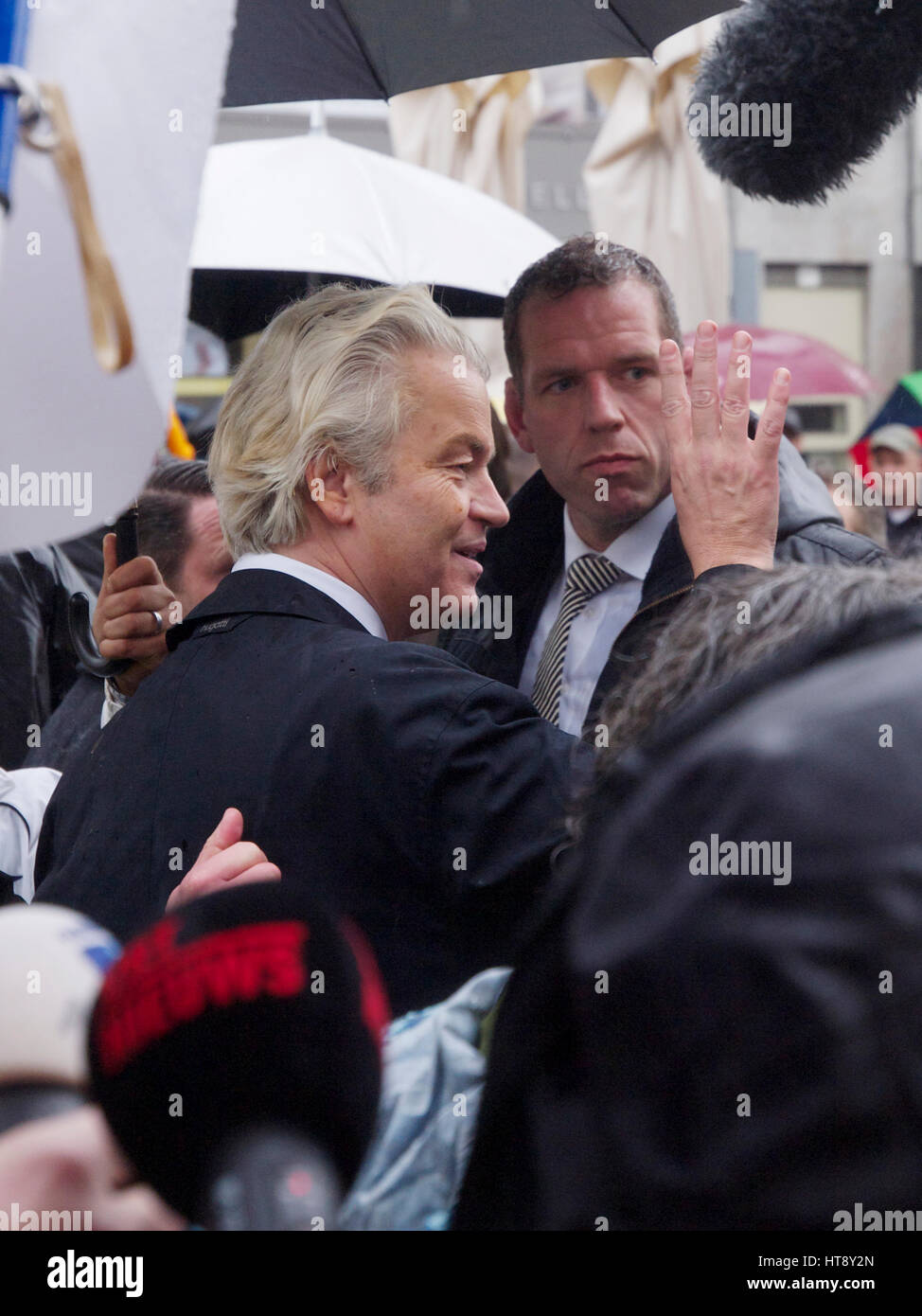 Partido populista holandés PVV líder político Geert Wilders en Breda, rodeado por reporteros y guardaespaldas. Foto de stock