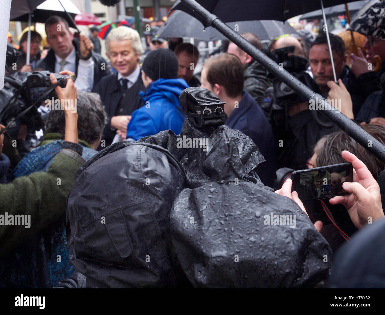 Partido populista holandés PVV líder político Geert Wilders en Breda, rodeado por reporteros y guardaespaldas. Foto de stock