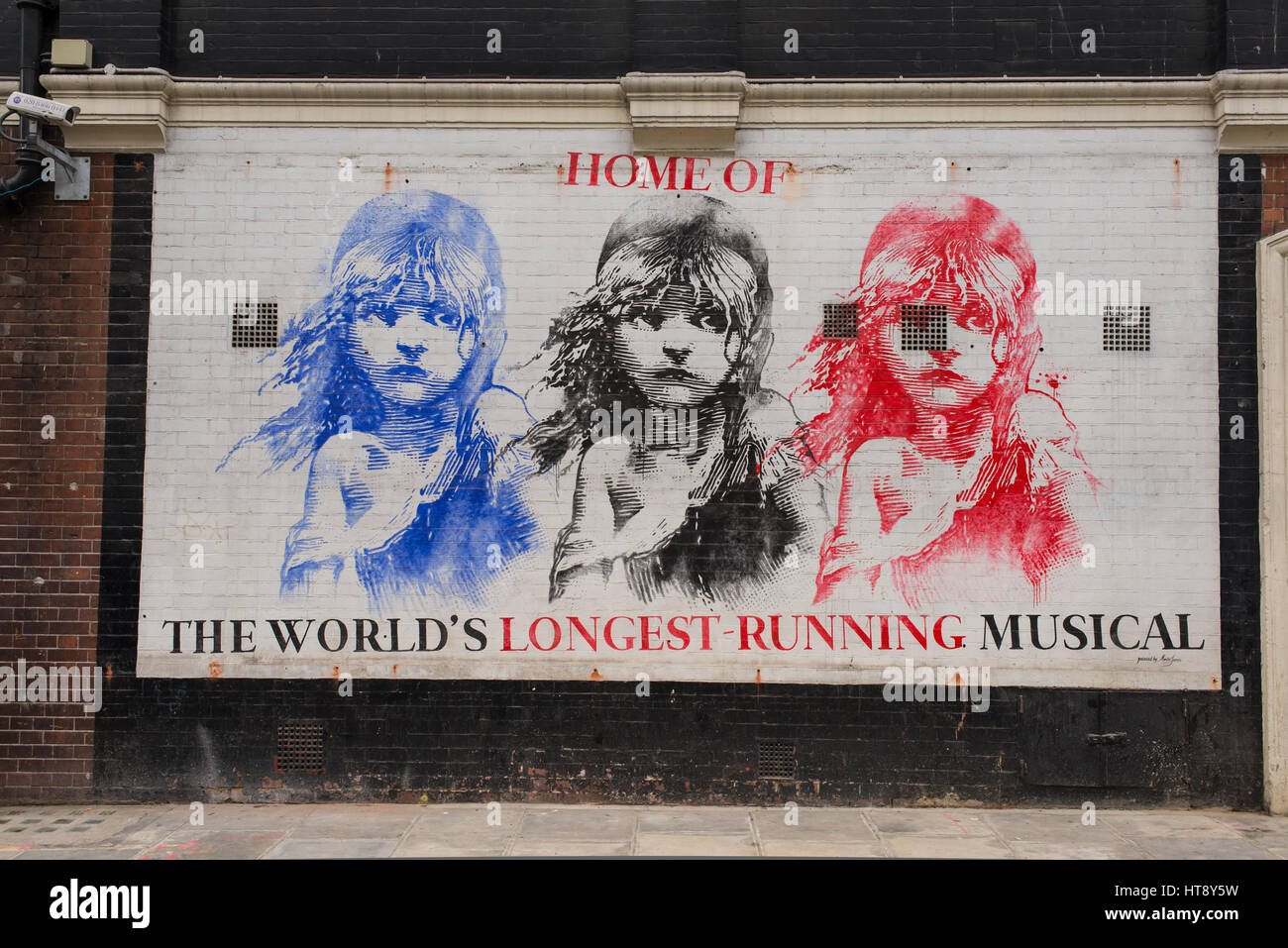 Mural en Soho en la promoción de 'Los miserables', la más longeva del mundo musical, mostrando en el Queens Theatre, Londres. Foto de stock