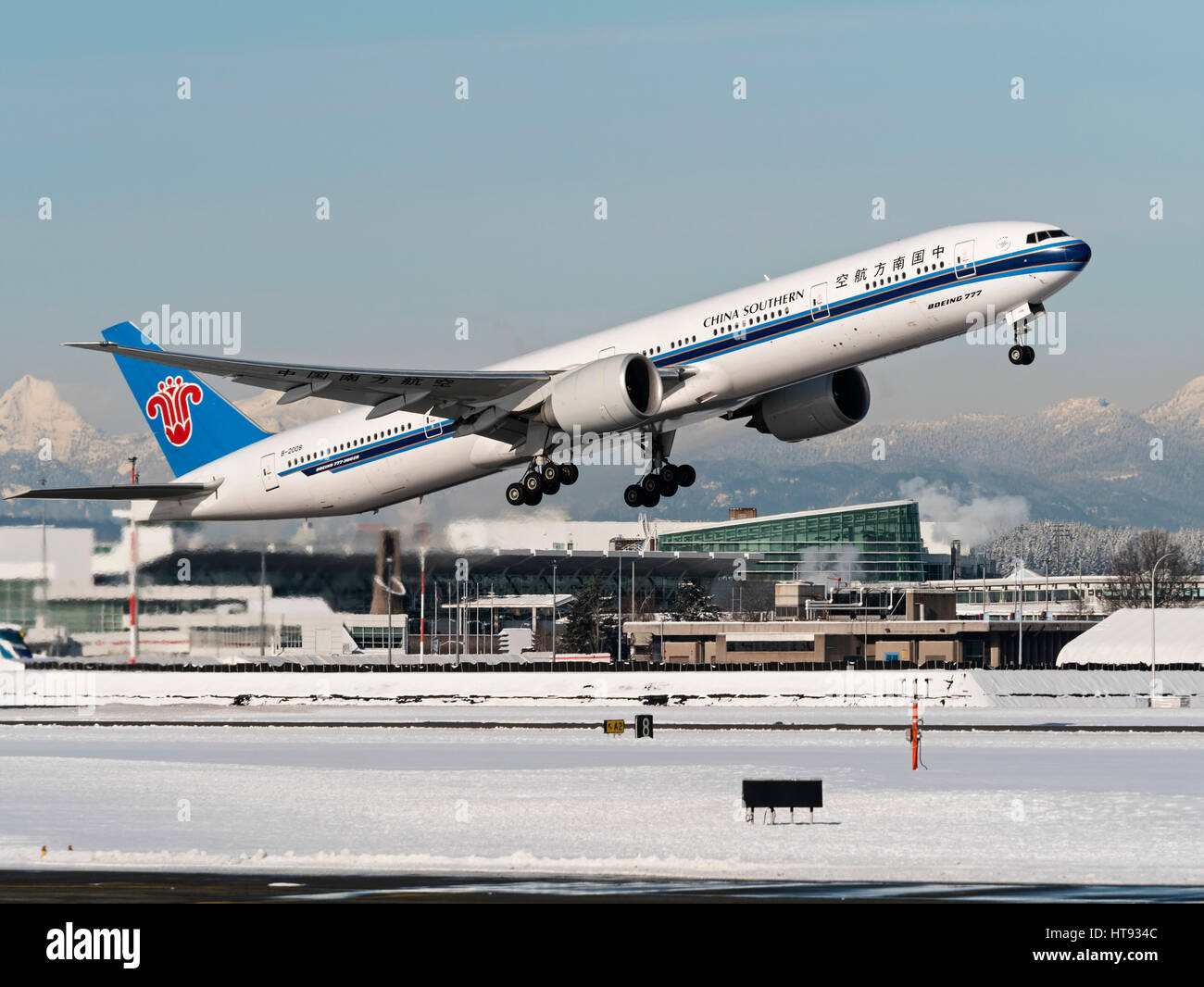 China Southern Airlines avión Boeing 777 (777-300ER) tomar despegar del aeropuerto internacional de Vancouver Foto de stock