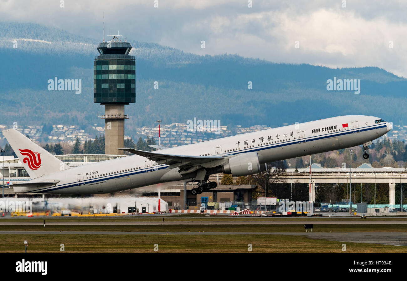 Air China avión Boeing 777 (777-300ER) tomar despegar del aeropuerto internacional de Vancouver Foto de stock