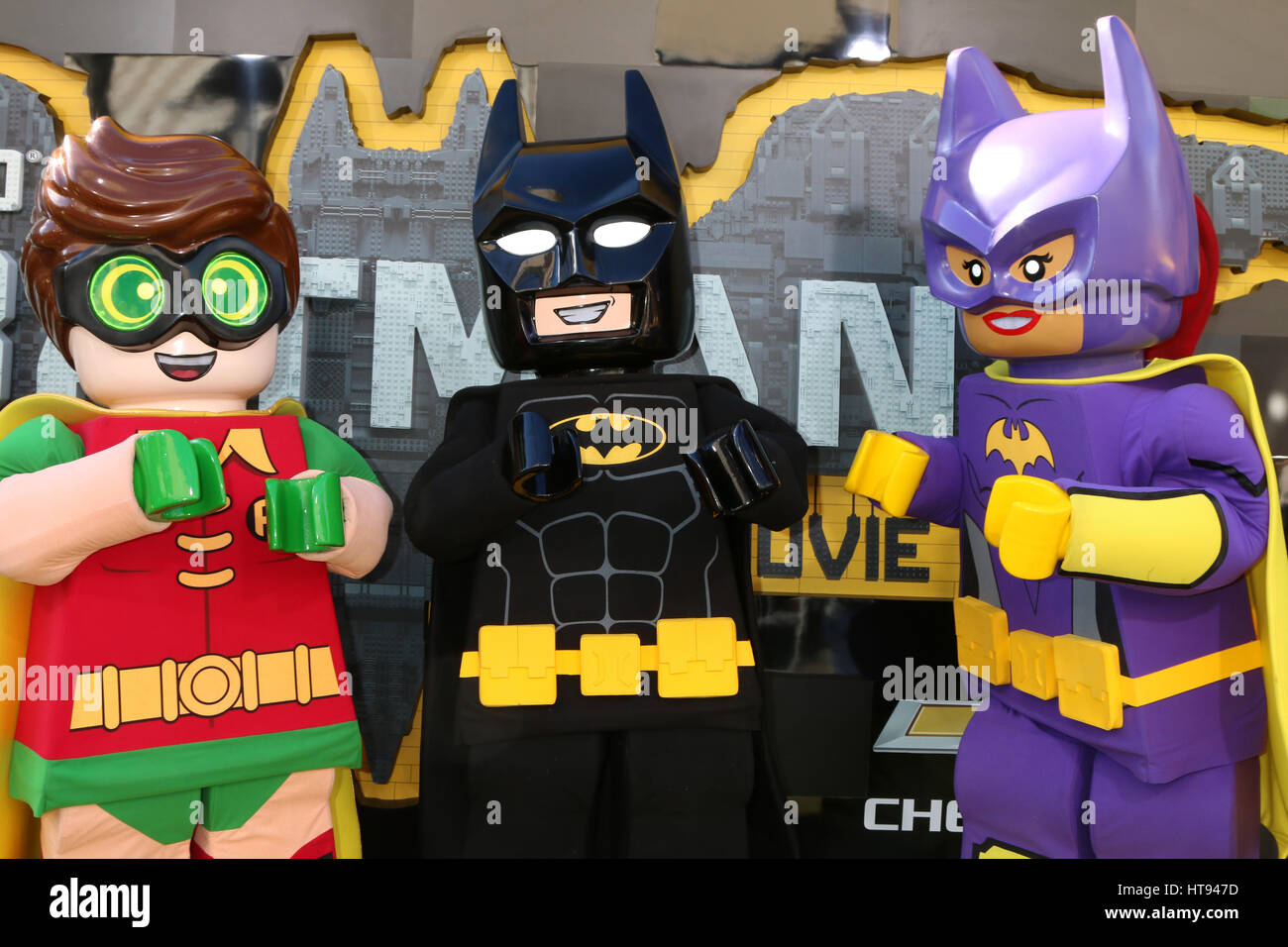 Robin Lego, Lego Batman y Lego Batgirl asistieron al estreno de la película  'Lego Batman', en el Regency Village Theater en Westwood, Los Angeles,  California. Con Robin: Lego, Lego Batman, Lego Batgirl