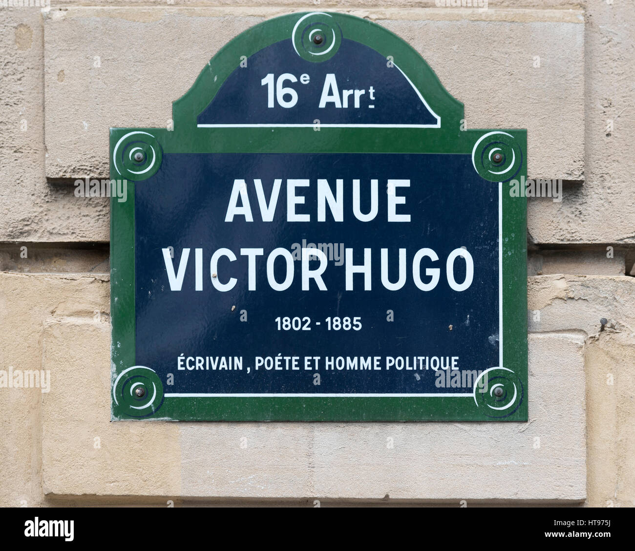 Un signo de la calle avenue Victor Hugo en el distrito 16 de París, Francia Fotografía de stock