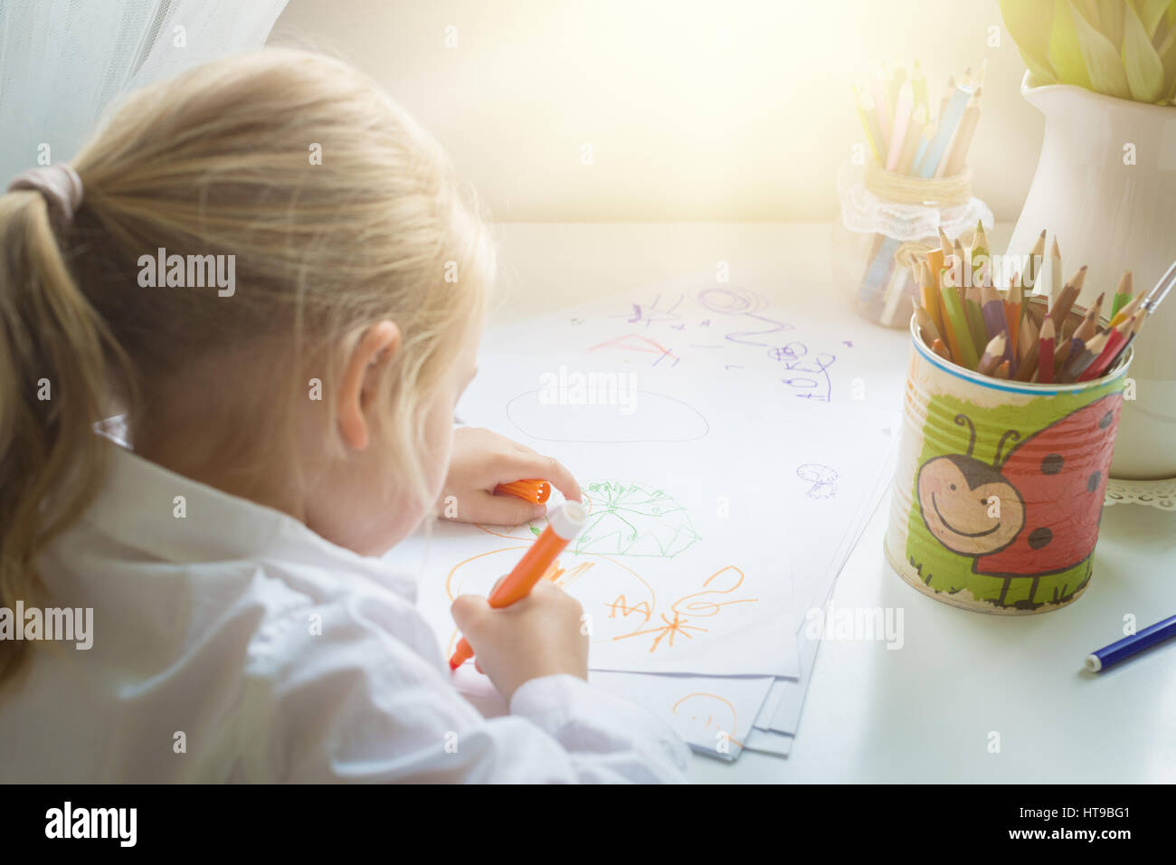 Concepto creativo dibujo niña. Foto de stock