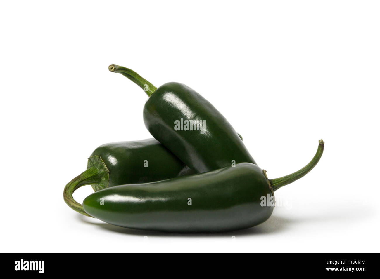 Chiles jalapeños o chiles mexicanos sobre fondo blanco Fotografía de