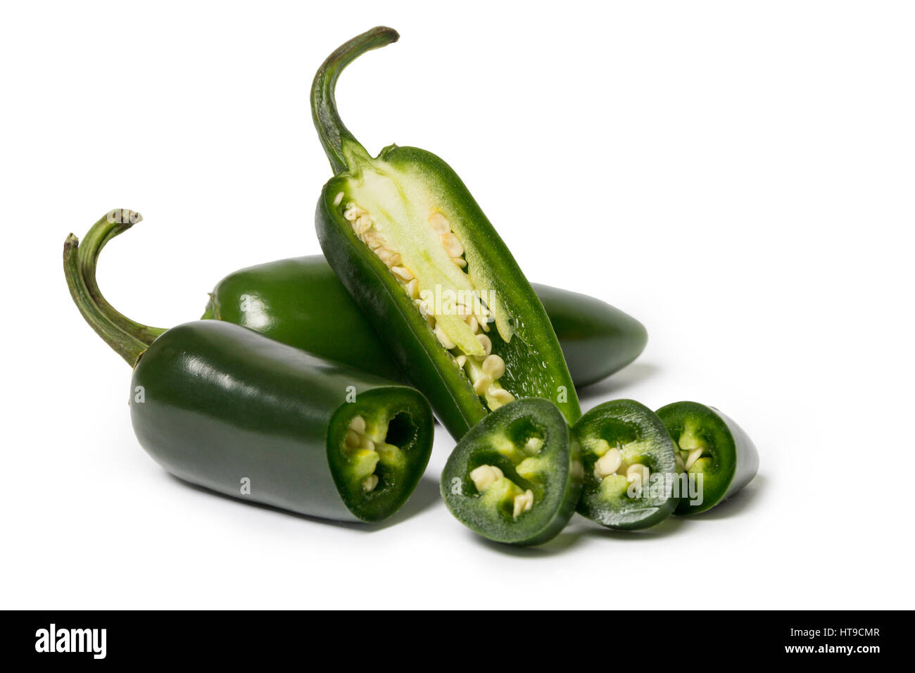 Chiles jalapeños o chiles mexicanos sobre fondo blanco Fotografía de