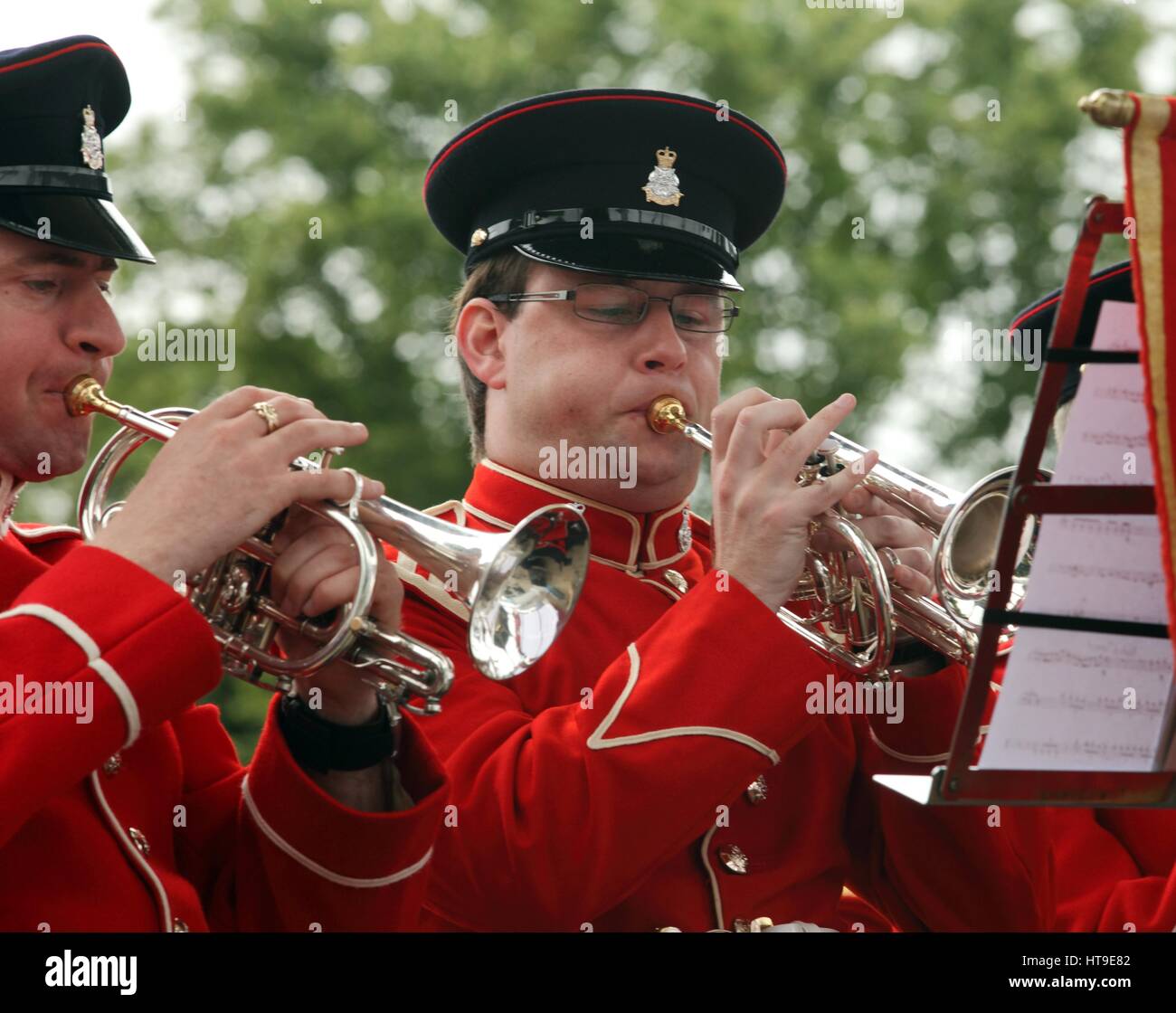Los trompetistas del cuerpo del Grupo de tambores de los Yorkshire voluntarios realizan en el Shrewsbury Flower Show. Foto de stock