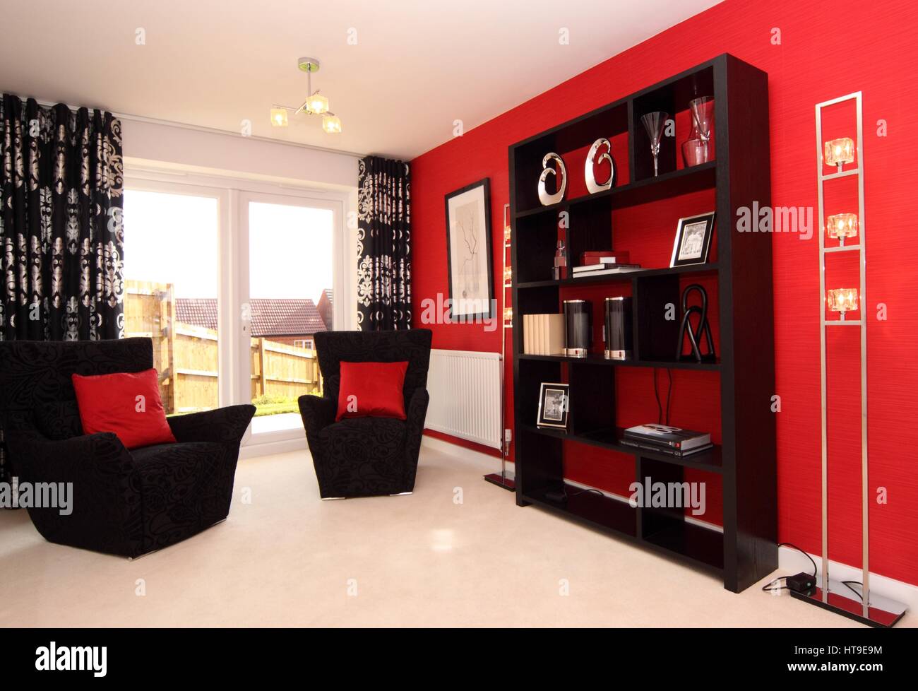 Casa moderna  Negro Rojo, roja característica pared, Black  Burgundy sillas negras, unidad de almacenamiento, unidades de pared, chrome  Fotografía de stock - Alamy