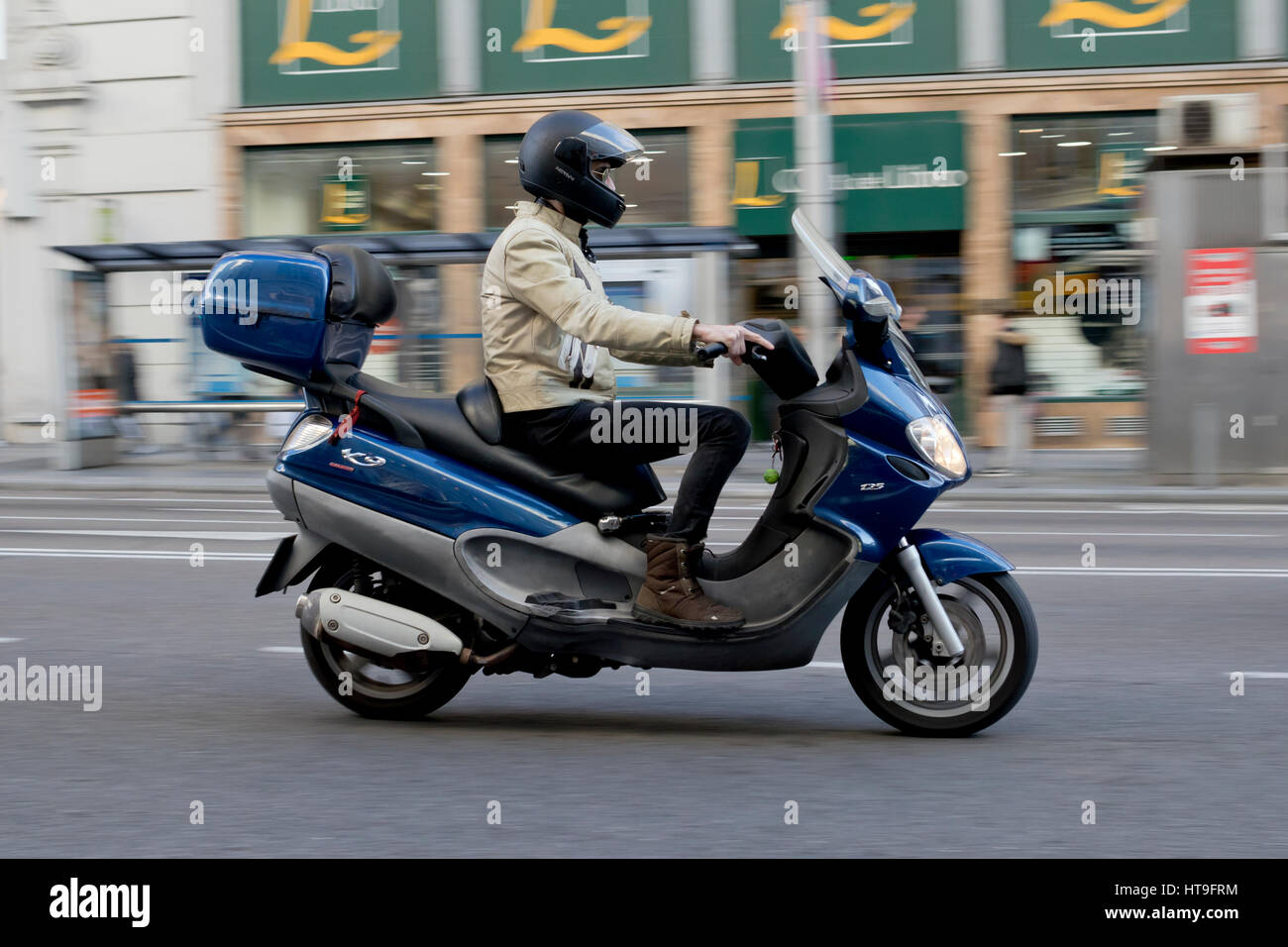 Una persona montando un azul Piaggio X9 Evolution 125 motocicletas en  Madrid (España), 2017 Fotografía de stock - Alamy