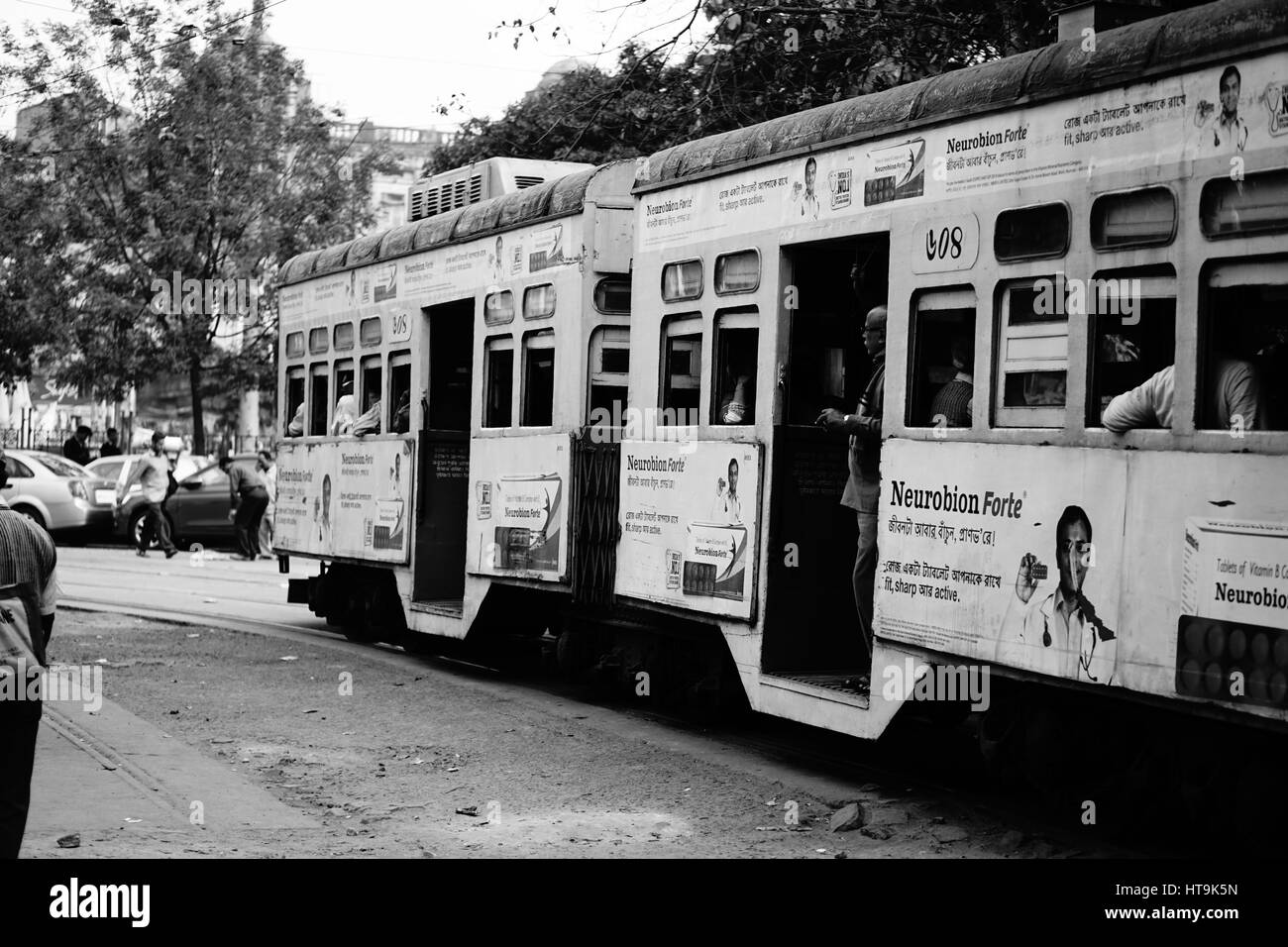 Pic en blanco y negro del tranvía en Calcuta (India) Foto de stock