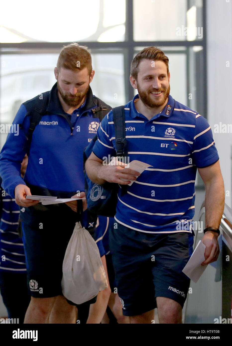 Escocia John Barclay (izquierda) y Tommy Seymour, junto con el resto de la escuadra, llega al aeropuerto de Edimburgo para el vuelo a Londres por delante de sus 6 Naciones partido contra Inglaterra en Twickenham el sábado 11 de marzo. Foto de stock