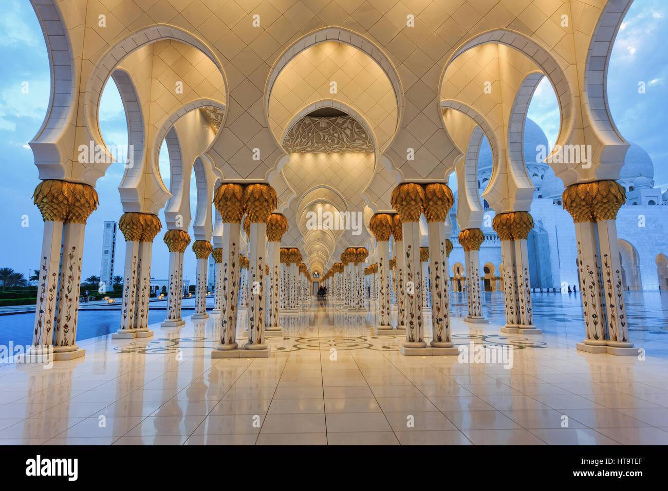 Gran Mezquita de Sheikh Zayed al anochecer, Abu-Dhabi, UA Foto de stock
