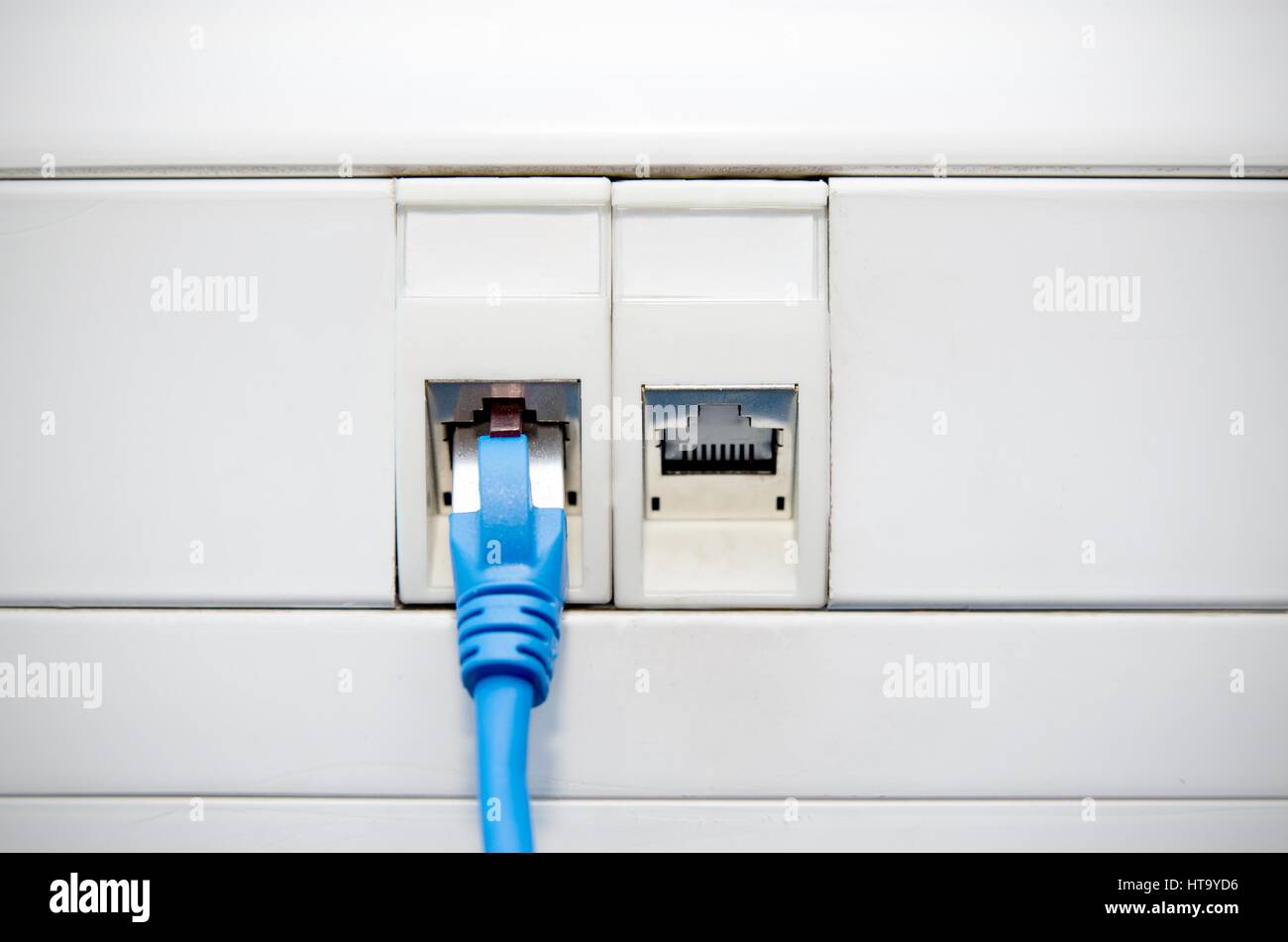 Cable Ethernet conectado al enchufe de la pared. Conexión a Internet  Fotografía de stock - Alamy