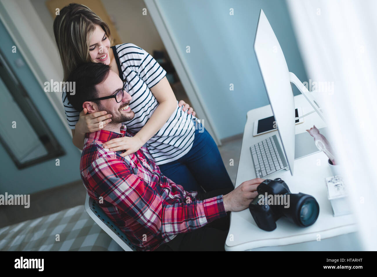 Pareja en amor trabaja desde casa en proyecto de diseño Foto de stock