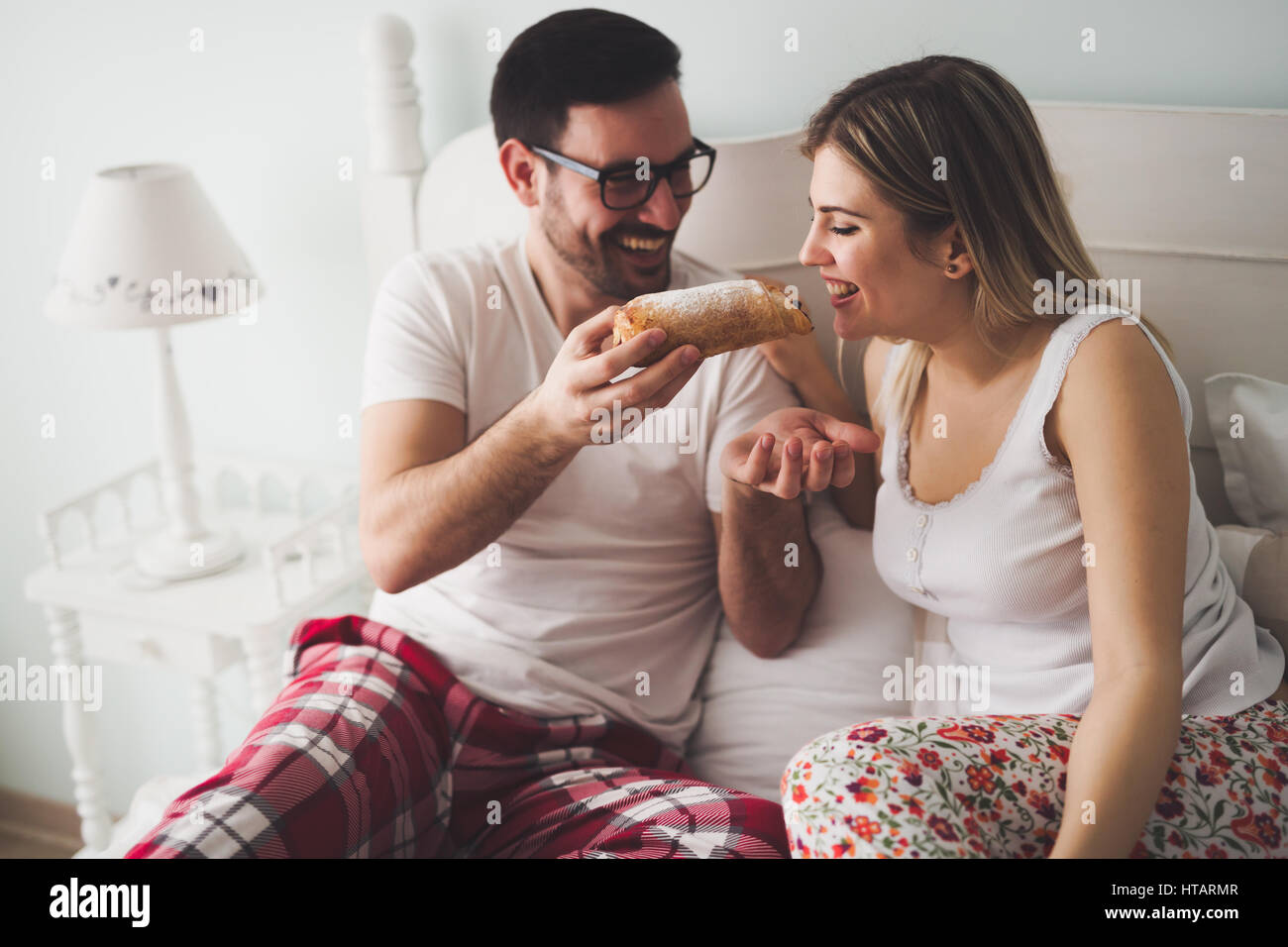 Pareja romántica come el desayuno en la cama Foto de stock