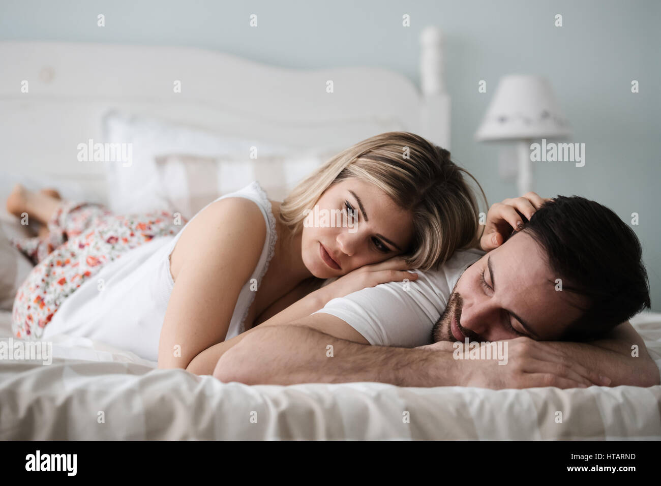 Pareja sensual en el amor en la cama durante la mañana Fotografía de stock  - Alamy