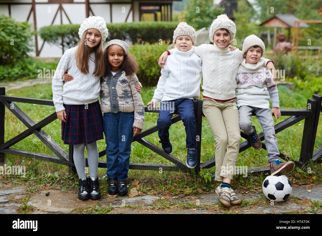 Los niños y las niñas en amistoso sport elegante mirando a la cámara  Fotografía de stock - Alamy
