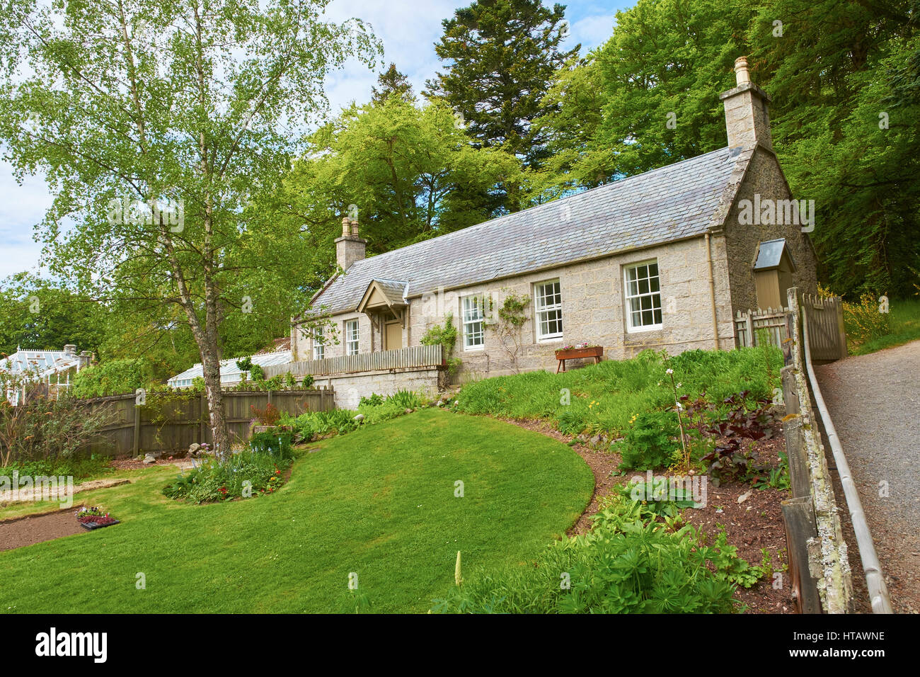 Casa rural en el jardín de vegetales en la finca El Castillo de Balmoral, aberdeenshire, al Noreste de Highlands Escocesas. Foto de stock