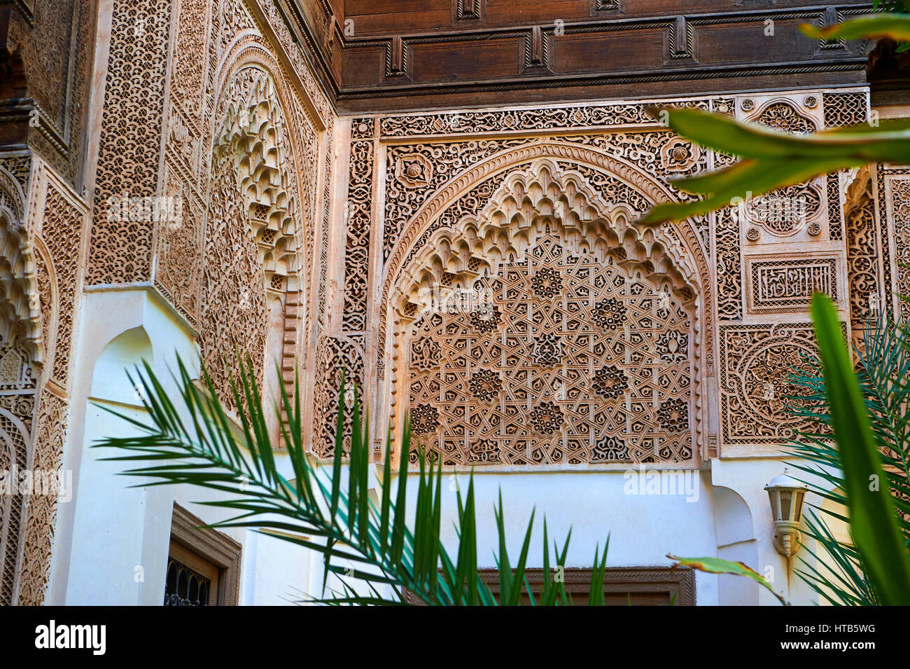 Arabesco Mocarabe bereber y yeserías Muqarnas.La Petite Corte, palacio Bahia, Marrakech, Marruecos Foto de stock