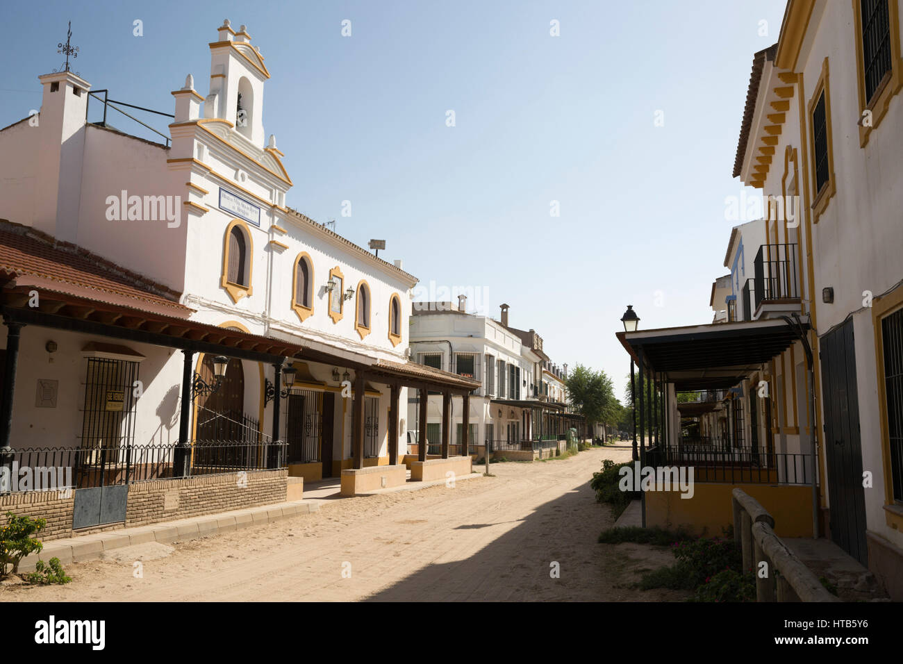 Las calles de arena y la hermandad de las viviendas, El Rocío, la provincia de Huelva, Andalucía, España, Europa Foto de stock