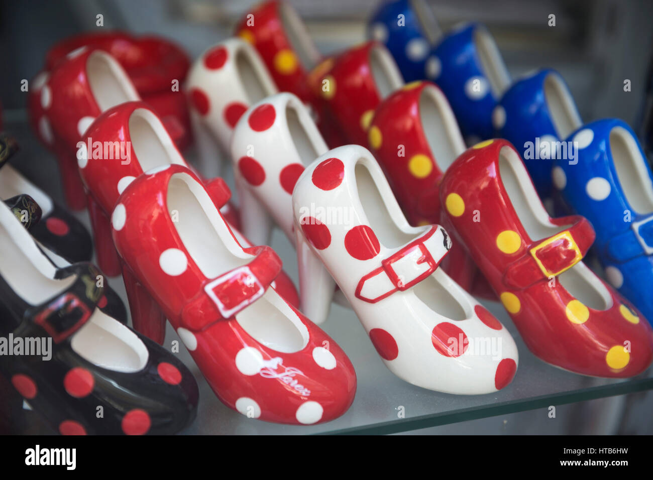 Zapatos flamencos de cerámica vidriada en los escaparates de las tiendas,  Jerez de la Frontera, provincia de Cádiz, Andalucía, España, Europa  Fotografía de stock - Alamy