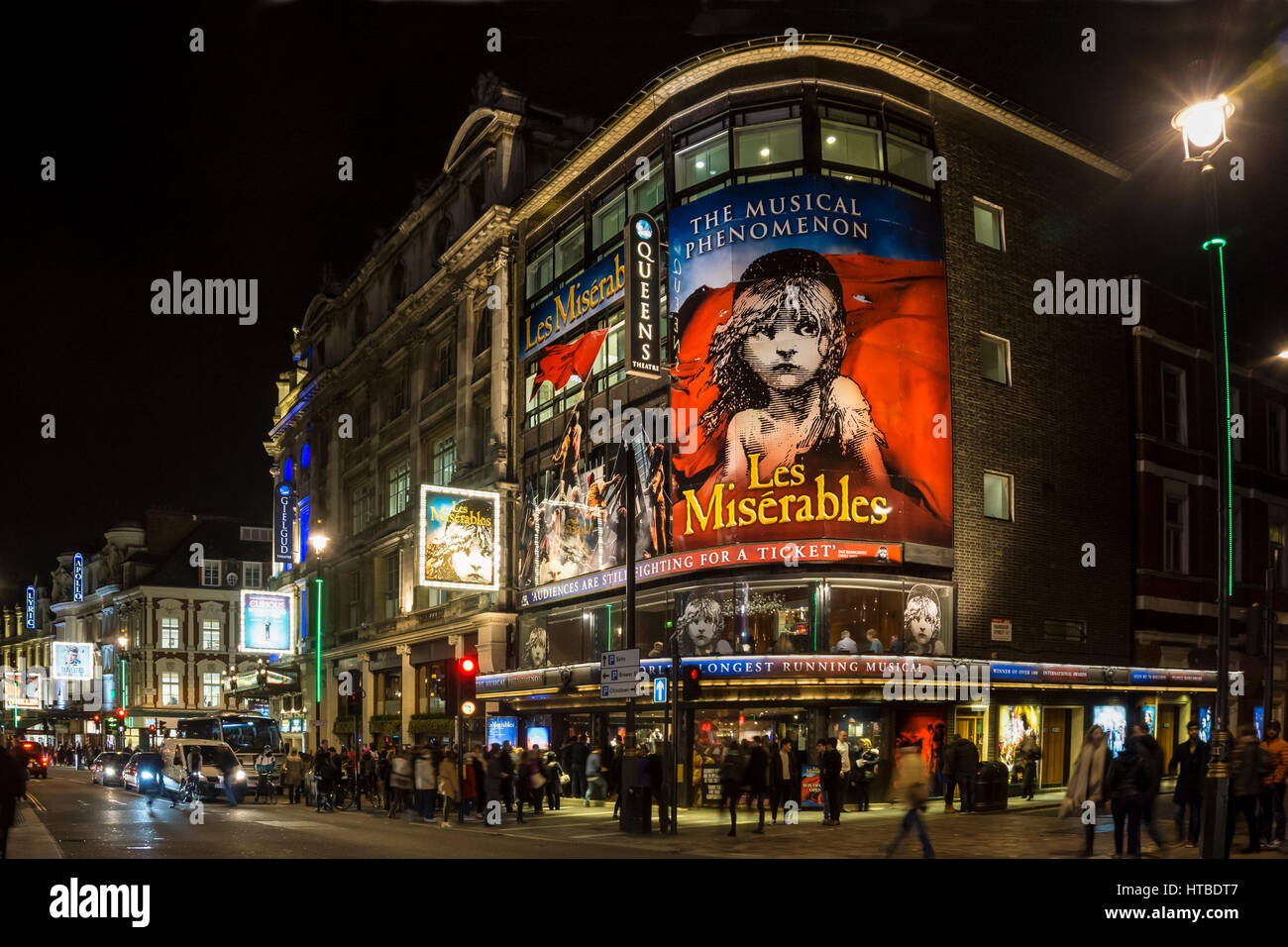 El West End de Londres en la noche con los miserables en el Queens Theatre de Shaftesbury Avenue. Foto de stock