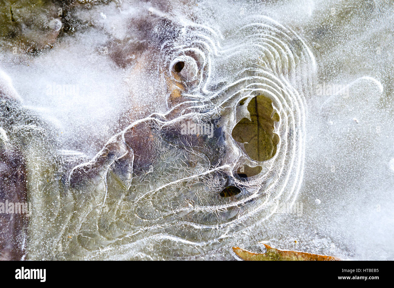 Hielo invernal congelado patrones abstractos en la naturaleza. Foto de stock