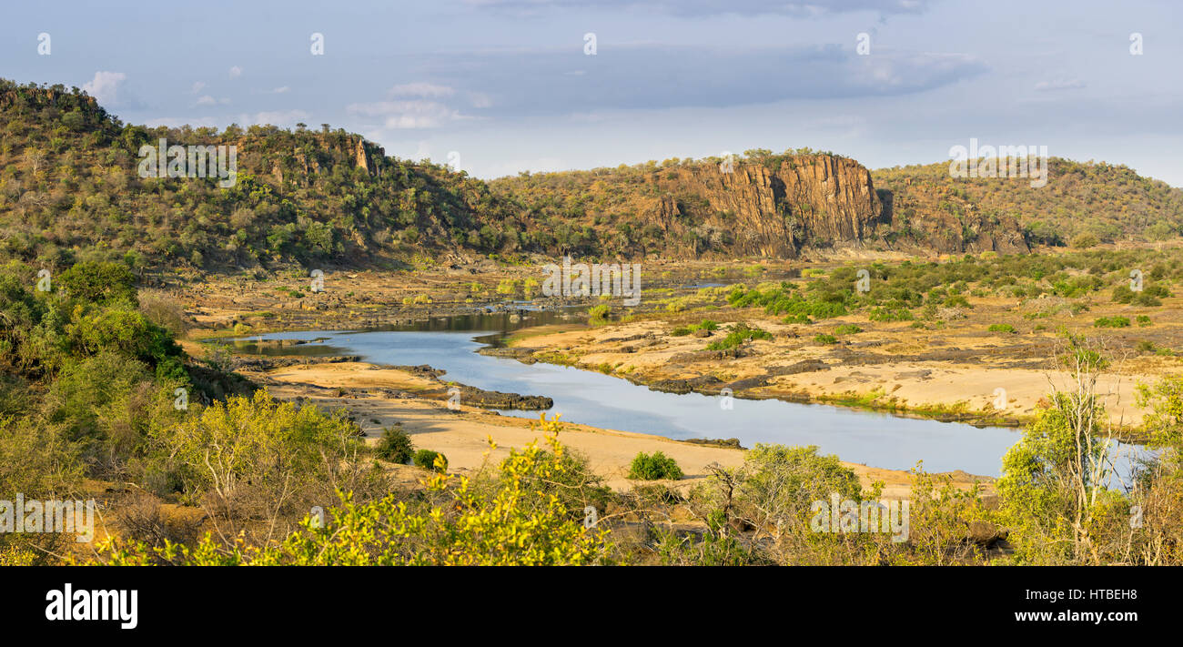 Río Limpopo fluyendo a través de un paisaje montañoso, el Parque Nacional Kruger, Sudáfrica Foto de stock