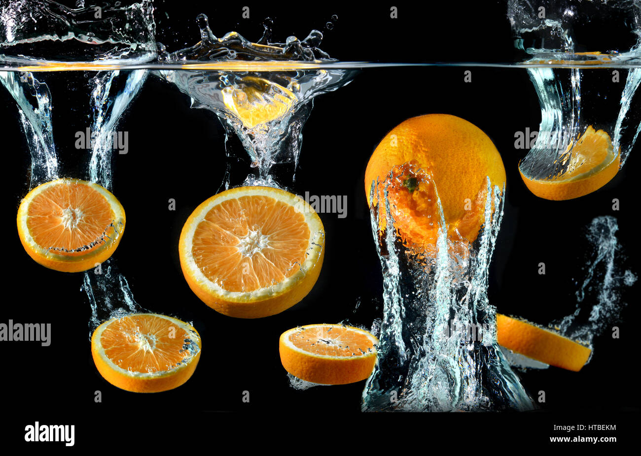 Salpicadura de agua disminuye con naranjas y arte mezclado en studio velocidad técnica e iluminación. Foto de stock