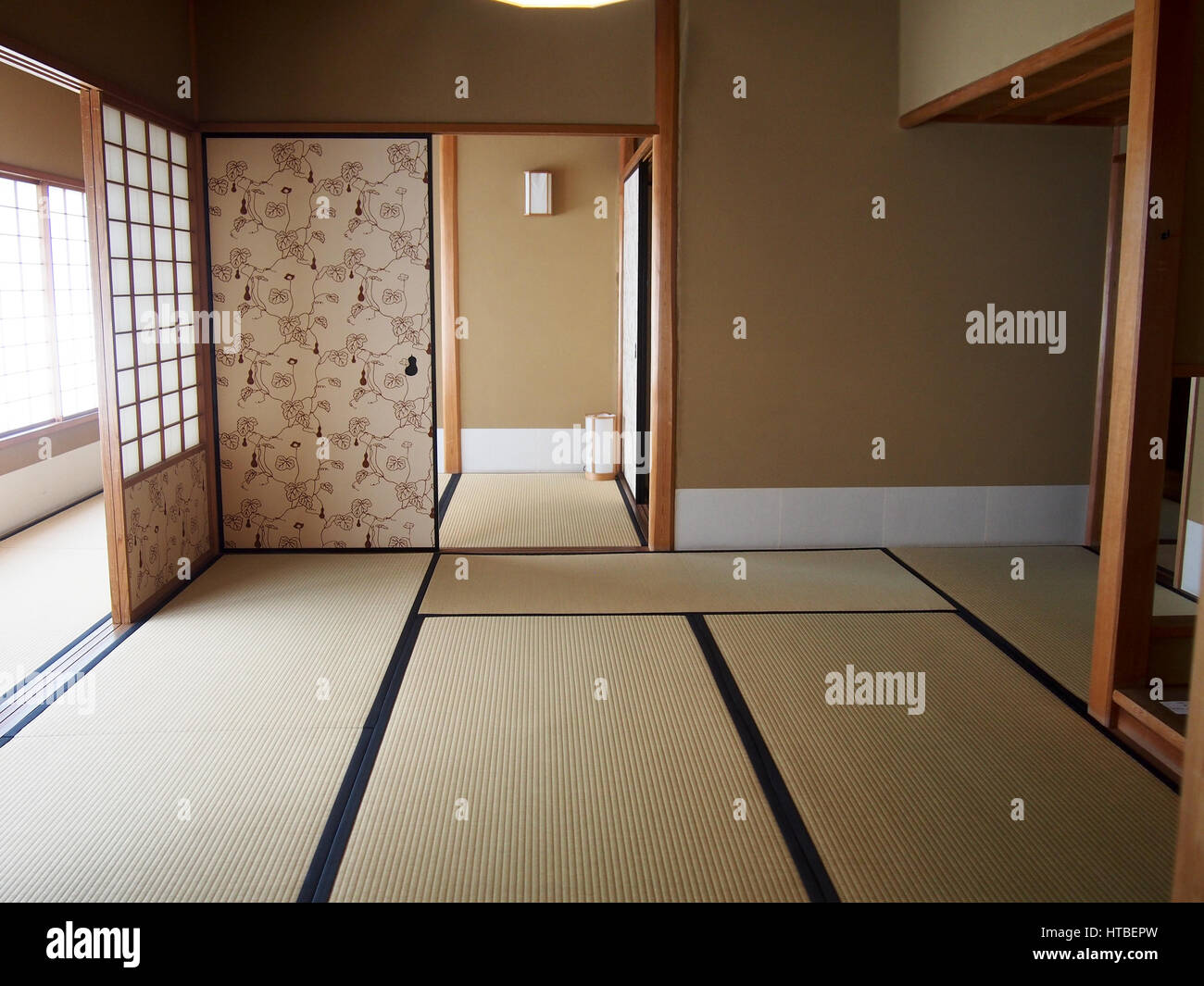 Interior de un edificio tradicional japonesa con tatami y puertas  corredizas de papel en Kyoto Fotografía de stock - Alamy