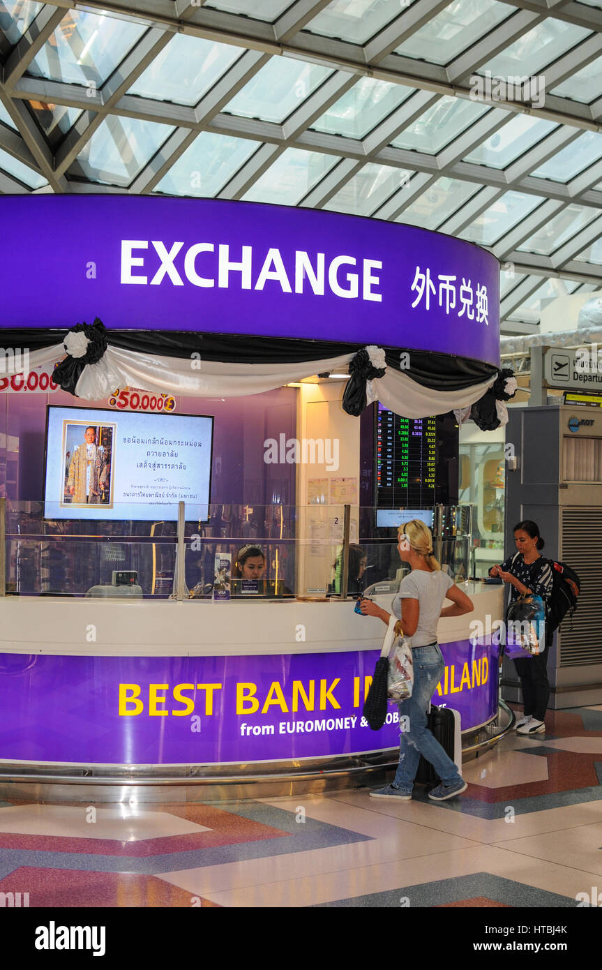 Cambio de moneda en el aeropuerto Suvarnabhumi de Bangkok. Foto de stock