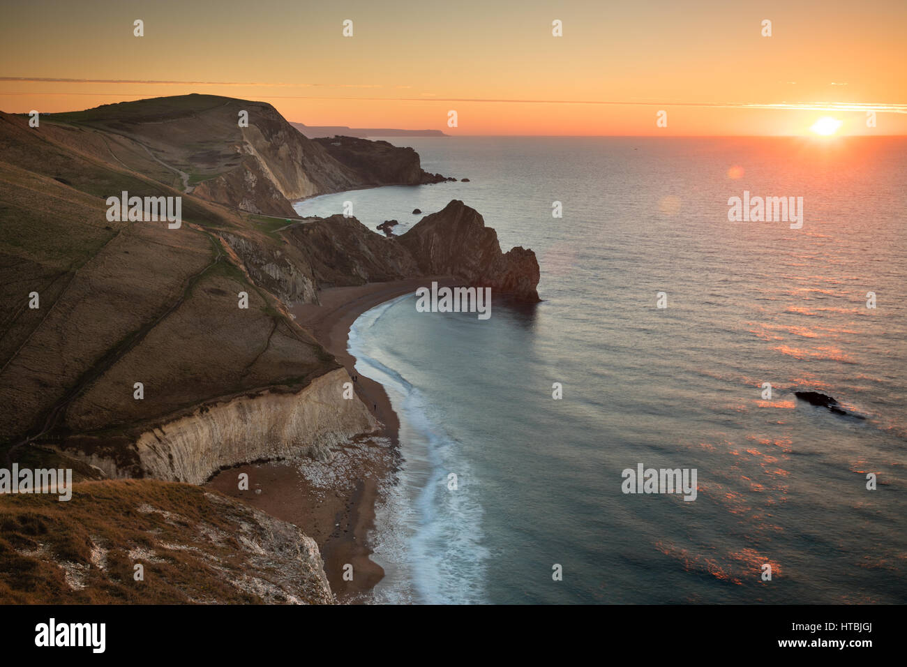 Puerta de Durdle y St Oswald's Bay de cabeza Swyre al amanecer, Purbeck, la Costa Jurásica, en Dorset, Inglaterra, Reino Unido. Foto de stock