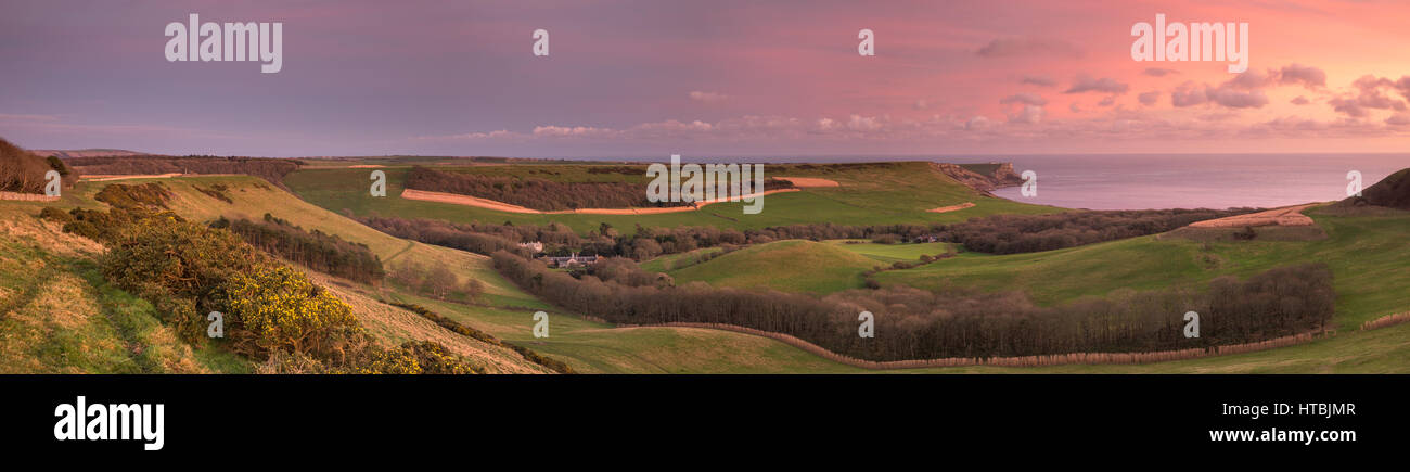 Encombe House y el Tazón de oro con San Aldhelm la cabeza y la Costa Jurásica de cabeza Swyre al anochecer, Purbeck, Dorset, Inglaterra, Reino Unido. Foto de stock