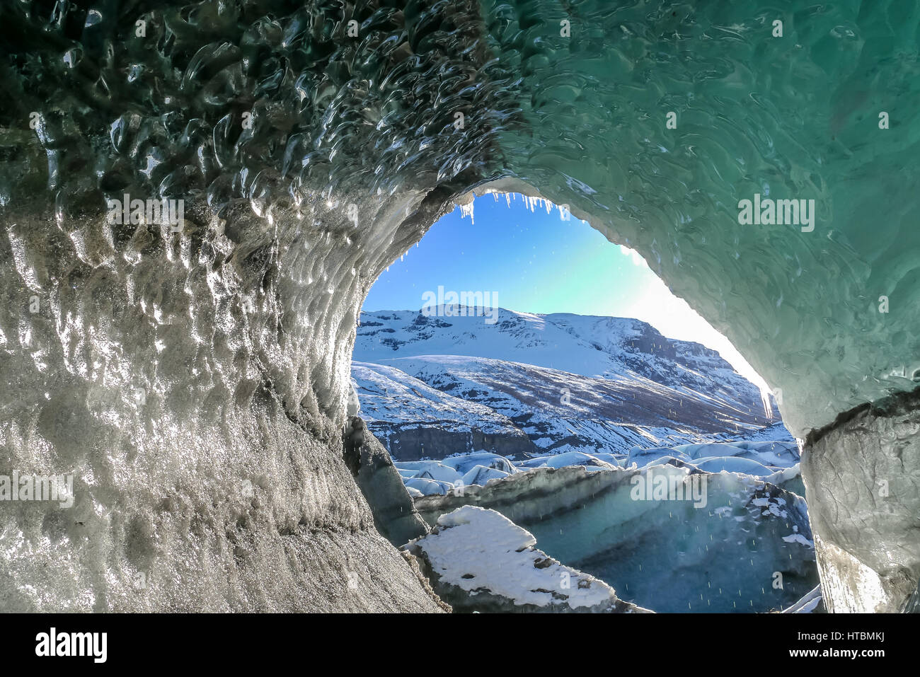 Agujero de hielo natural de fusión en la lengua Svinafellsjokulsvegur del Glaciar Vatnajökull en Islandia en invierno con cielo azul Foto de stock