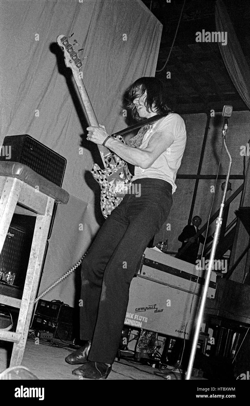 PINK FLOYD: Roger Waters tocando con la banda de rock británica Pink Floyd en el Victoria Salas, de la Universidad de Bristol el 3 de marzo de 1969. Foto de stock