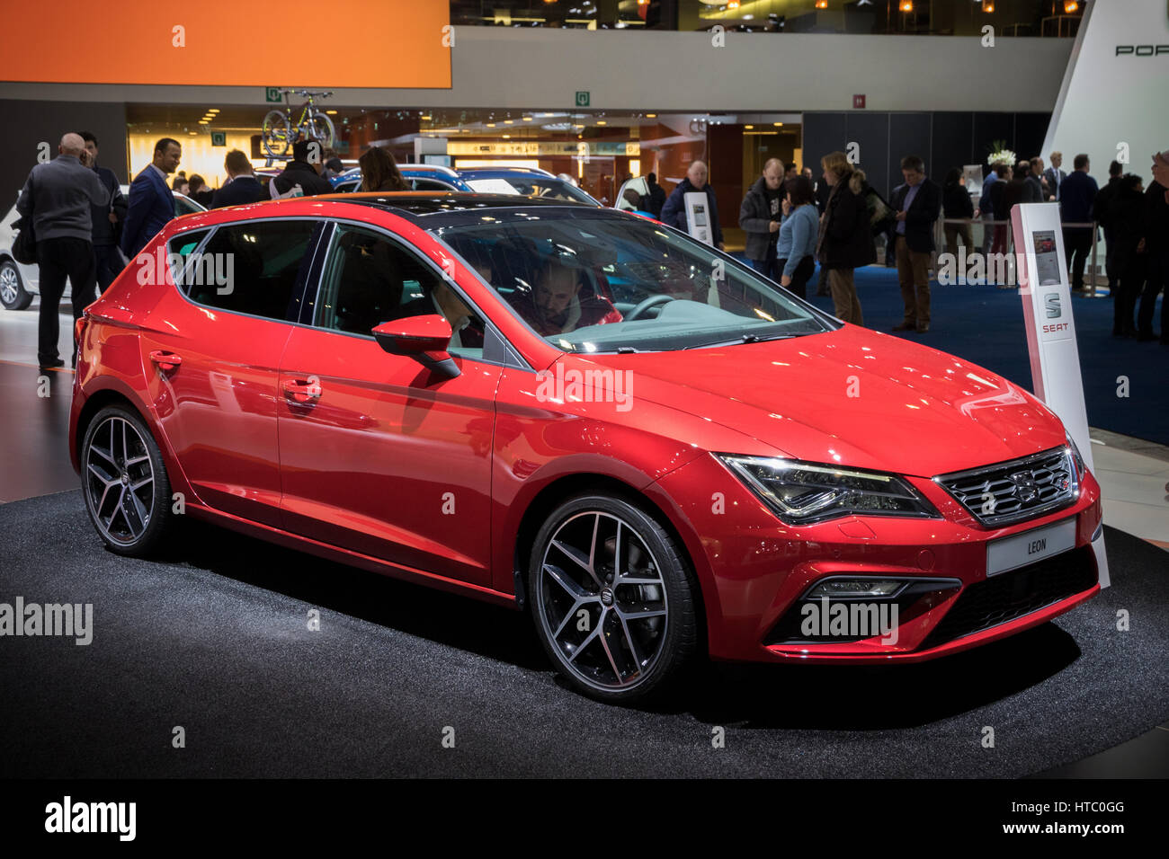 Bruselas - Jan 19, 2017: Seat Leon coche presentado en el Motor Show de Bruselas. Foto de stock