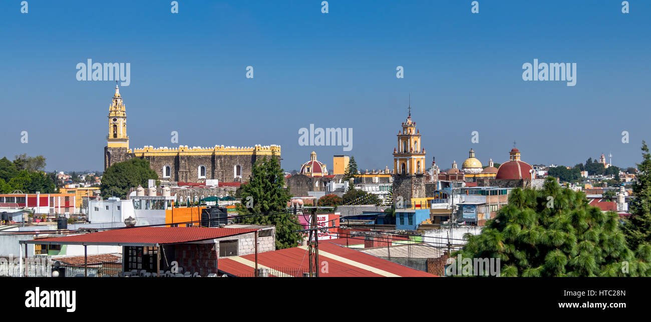 El horizonte de la Ciudad de Cholula, Cholula, Puebla, México Foto de stock